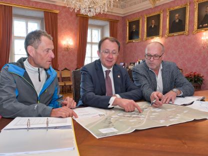 Martin Petermann vom Technischen Büro, Bürgermeister Matthias Stadler und Baudirektor Wolfgang Lengauer mit den Plänen für die geplanten Hochwasserschutzmaßnahmen im Stadtgebiet. (Foto: Josef Vorlaufer)