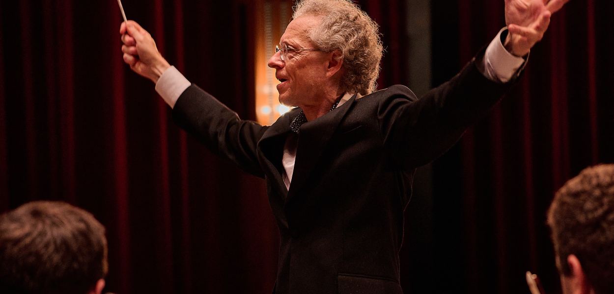 Robert Lehrbaumer, der Pianist und langjährige künstlerische Leiter der Reihe, will ein vielseitiges Programm bieten und nimmt beim ersten Konzert selbst an der Domorgel Platz. (Foto: Klaus Engelmayer)