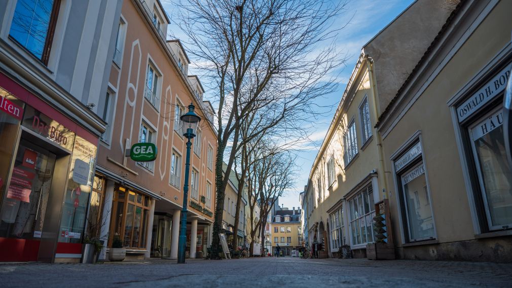 Mit der Neugestaltung der Schreinergasse werden die fünf Lederhülsenbäume durch sieben neue Bäume ersetzt. (Foto: Arman Kalteis)