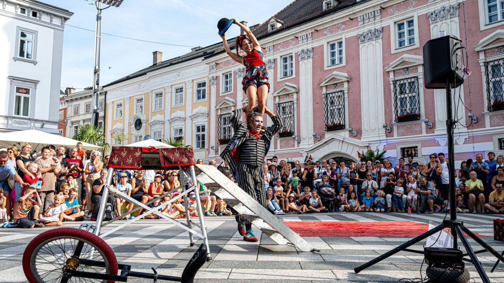 Akrobatik-Show vor dem Rathaus. (Foto: Kieninger)