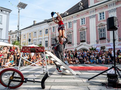 Akrobatik-Show vor dem Rathaus. (Foto: Kieninger)