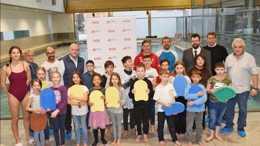 St. Pölten setzt Maßstäbe: Über 11.000 Kinder lernen seit 2022 in St. Pölten Schwimmen dank innovativer Kurse.  Am Foto: Eine Volksschulklasse beim Schwimmkurs in der Aquacity. (Foto: Josef Vorlaufer) 