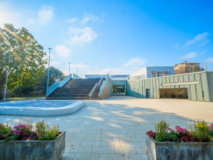 Eine Außenansicht des neuen Grillparzer Campus. (Foto: Arman Kalteis)