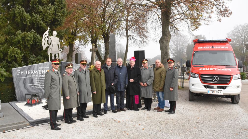 Die Ehrengäste vor der Gedenkstätte und dem neuen Einsatzleitfahrzeug. (Foto: Josef Vorlaufer)