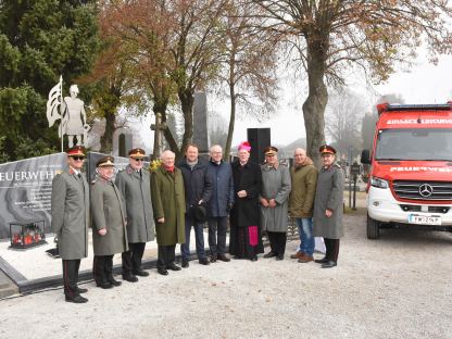 Die Ehrengäste vor der Gedenkstätte und dem neuen Einsatzleitfahrzeug. (Foto: Josef Vorlaufer)