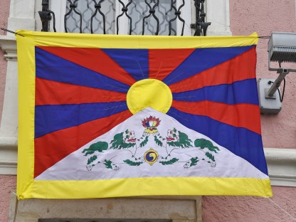 Tibetische Flagge am Rathaus. (Foto: Josef Vorlaufer)