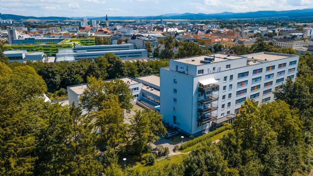 Drohnenaufnahme der Volkshochschule St. Pölten. (Foto: Arman Kalteis)