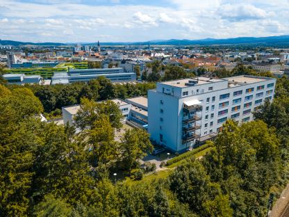 Drohnenaufnahme der Volkshochschule St. Pölten. (Foto: Arman Kalteis)