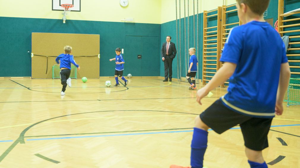 Kinder spielen im Turnsal Fußball. (Foto: Kalteis)