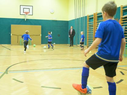 Kinder spielen im Turnsal Fußball. (Foto: Kalteis)