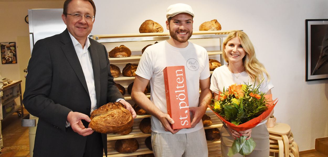 Bürgermeister Matthias Stadler mit Paul Plattner und seiner Partnerin Magdalena Schröpfer bei der Geschäftseröffnung.