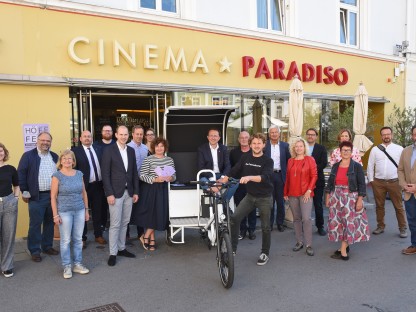 Eine Gruppe von Organisatoren und Sponsoren vor dem Cinema Paradiso (Foto: Mathias Reischer)