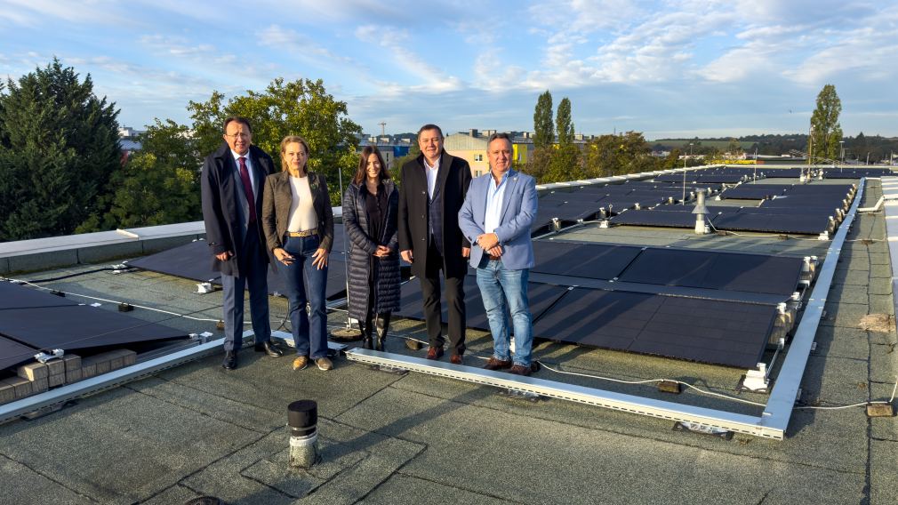 Bürgermeister Matthias Stadler, Schulleiterin VS Franz Jonas Senta Paul, Verena Sonnleitner von der Immobilien St. Pölten GesmbH & Co KG, Key Account Manager Richard Essletzbichler und Geschäftsführer suntastic.solar Solutions GmbH Georg Wimmer besichtigten die neue PV-Anlage am Dach der Franz Jonas Volksschule. (Foto: Arman Kalteis)