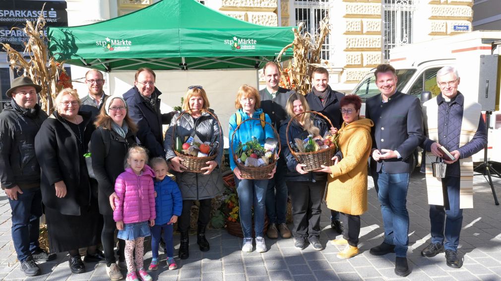 V.l.n.r.  BGM Matthias Stadler,  Glücksengerl Livia (blaue Jacke) Nora (rosa Jacke) und Mama Sabrina Schmidl,  GR Birgit Becker, Landtagsabgeordneter STR Florian Krumböck, STR Renate Gamsjäger, VBGM Matthias Adl, Marktsprecher Florian Karner, Landesrat Sven Hergovich, Marktamtsleiter Michael Gruber, Dompfarrer Josef Kowar, Tänzer der Herzogenburger Volkstanzgruppe und GR Michael Pieber Unten Tänzerinnen der Herzogenburger Volkstanzgruppe mit Musikant