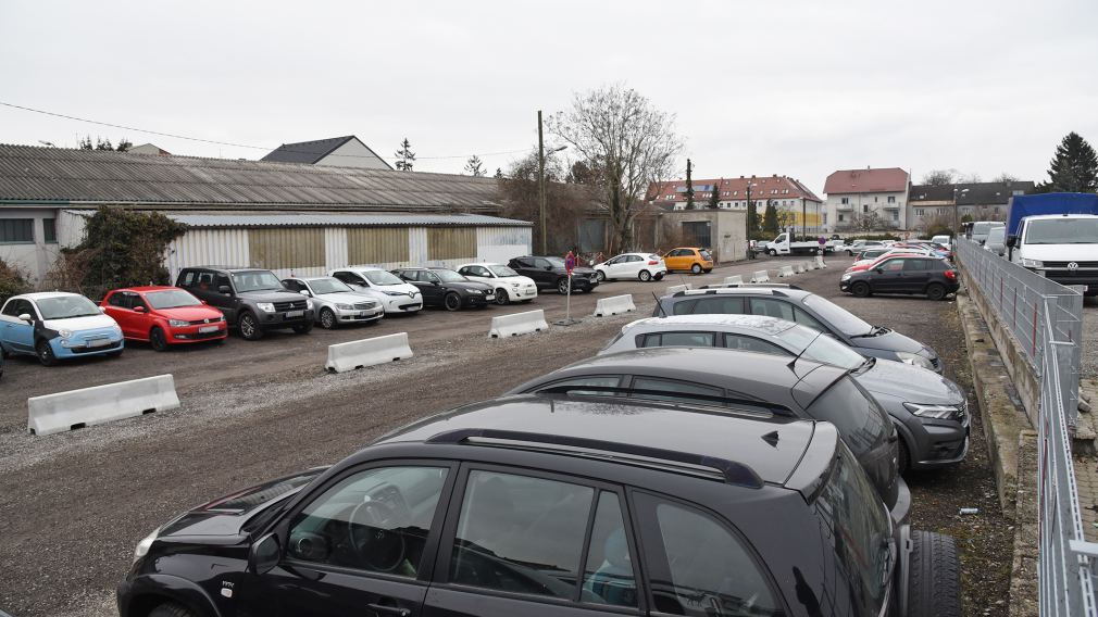 Das geschotterte Grundstück nördlich des Bahnhofs. (Foto: Josef Vorlaufer)