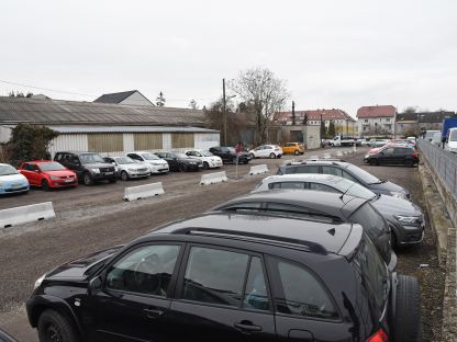 Das geschotterte Grundstück nördlich des Bahnhofs. (Foto: Josef Vorlaufer)