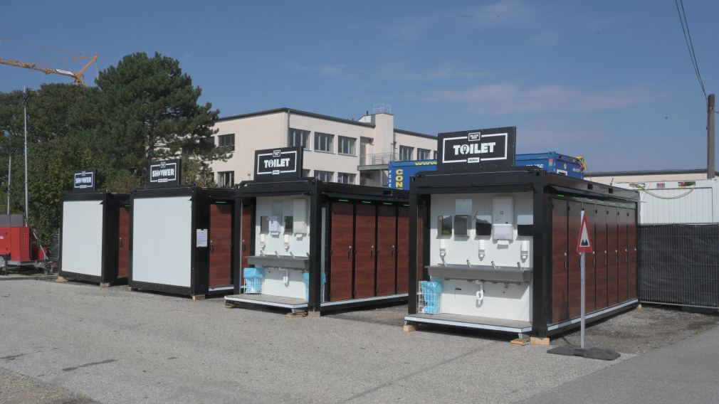 Ergänzend zu den fünf in Pottenbrunn stationierten WC-Containeranlagen wurden zwanzig Duschen bei der Mittelschule Pottenbrunn aufgestellt. (Foto: Josef Vorlaufer)