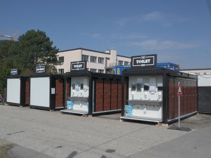 Ergänzend zu den fünf in Pottenbrunn stationierten WC-Containeranlagen wurden zwanzig Duschen bei der Mittelschule Pottenbrunn aufgestellt. (Foto: Josef Vorlaufer)