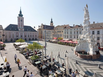 Luftansicht des St. Pöltner Rathausplatzes im Sommer mit Schanigärten. (Foto: Jäger)