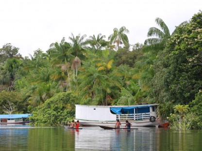 Menschen mit Booten im Rio Negro.(Foto: Klimabündnis Österreich)