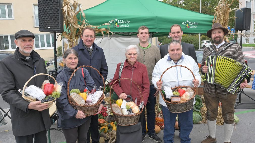 V.l.n.r.  BGM Matthias Stadler,  Glücksengerl Livia (blaue Jacke) Nora (rosa Jacke) und Mama Sabrina Schmidl,  GR Birgit Becker, Landtagsabgeordneter STR Florian Krumböck, STR Renate Gamsjäger, VBGM Matthias Adl, Marktsprecher Florian Karner, Landesrat Sven Hergovich, Marktamtsleiter Michael Gruber, Dompfarrer Josef Kowar, Tänzer der Herzogenburger Volkstanzgruppe und GR Michael Pieber Unten Tänzerinnen der Herzogenburger Volkstanzgruppe mit Musikant