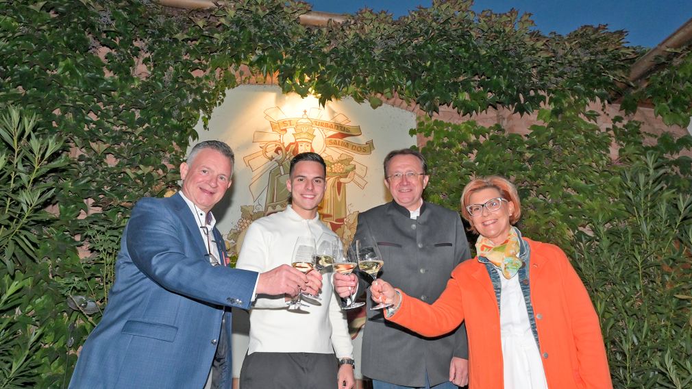 Vier Personen mit Wein. (Foto: Vorlaufer)