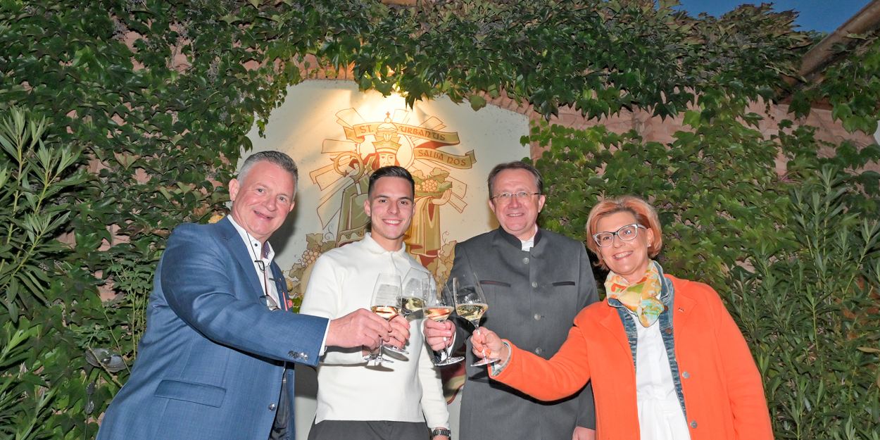 Vier Personen mit Wein. (Foto: Vorlaufer)