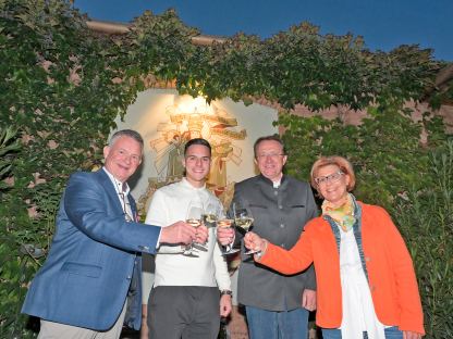 Vier Personen mit Wein. (Foto: Vorlaufer)