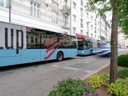 Lup-Busse am Banhofplatz. (Foto: Arman Kalteis)