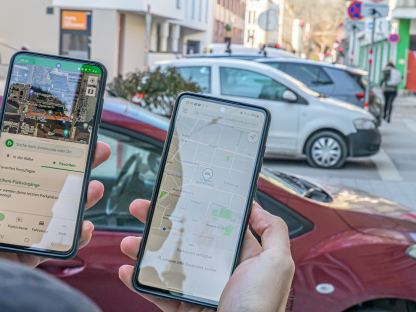 Smartphones mit Parken-Apps. (Foto: Arman Kalteis)