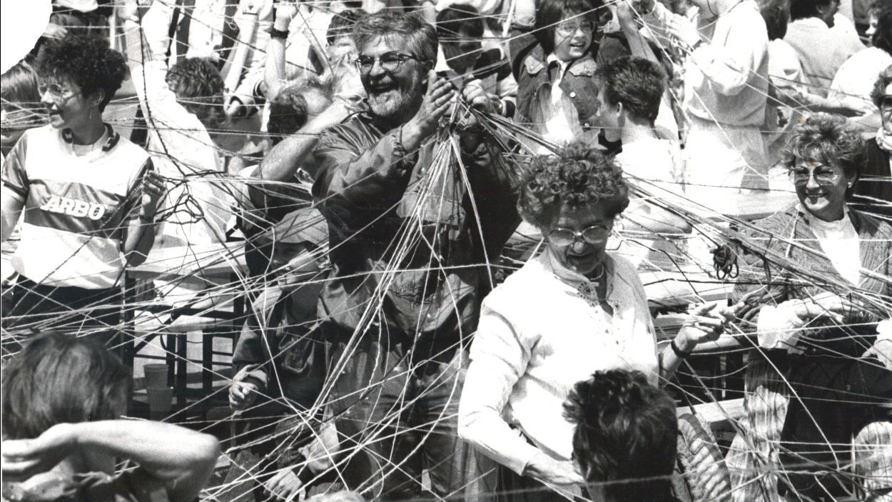 Netzwerk von Sport und Wirtschaft: Der Rathausplatz wurde 1988 mit Wollfäden überspannt. Mittendrin: Christian Gebath.Foto: privat