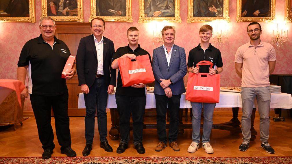 Die St. Pöltner Dart-Nachwuchssportler des Dart Clubs „Little Arrows“ waren am 2. Juli bei Bürgermeister Matthias Stadler im Bürgermeisterzimmer geladen. Auf dem Foto sind Obmann „Little Arrows“ Christian Jahodinsky, Bürgermeister Matthias Stadler, Fabian Wolf, Sportstadtrat Heinz Hauptmann, Timo Ganser und Sportreferent der Stadt St. Pölten Florian Gleiss (von links nach rechts). (Foto: Maria Kieninger)