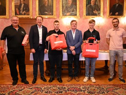 Die St. Pöltner Dart-Nachwuchssportler des Dart Clubs „Little Arrows“ waren am 2. Juli bei Bürgermeister Matthias Stadler im Bürgermeisterzimmer geladen. Auf dem Foto sind Obmann „Little Arrows“ Christian Jahodinsky, Bürgermeister Matthias Stadler, Fabian Wolf, Sportstadtrat Heinz Hauptmann, Timo Ganser und Sportreferent der Stadt St. Pölten Florian Gleiss (von links nach rechts). (Foto: Maria Kieninger)