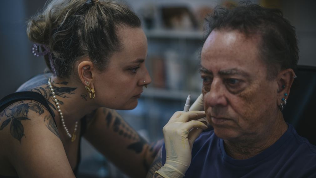 Dominik Eden führt das eigene Tattoostudio in der St. Pöltner Innenstadt seit mittlerweile zehn Jahren. (Foto: Gerald Weixelbraun)