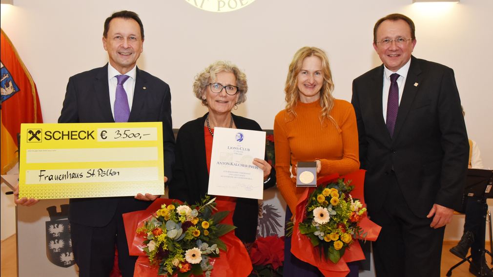 Vier Personen mit Blumen und Schecktafel. (Foto: Vorlaufer)