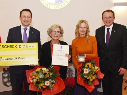 Vier Personen mit Blumen und Schecktafel. (Foto: Vorlaufer)