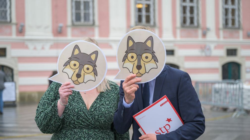 Alexandra Uitz und Martin Koutny vom Bürgerservice haben sich schon mit ihrem neuen Kollegen angefreundet. (Foto: Arman Kalteis)