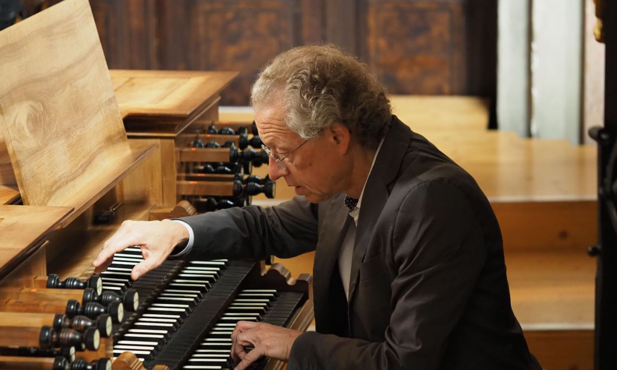 Der Intendant Robert Lehrbaumer übernimmt als Pianist und Organist selbst den Auftakt zum Veranstaltungsreigen der Meisterkonzerte. (Foto: Lukas Kalteis)