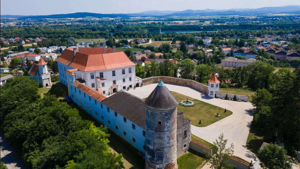 Sabine Figl/Schloss Viehofen, Sandra Gruberbauer/Organisation, Franz Mayer/Madza Mayer, Patrizia Engelhart-Getzinger/Brautmodel, Georg Loichtl/Flieger Catering, Livia und Jutta Nentwich/Gartenwerkstatt, Florian Haiderer/Sparkasse. (Foto: textART)