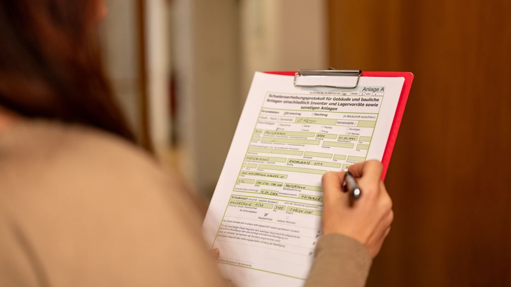 Eine Person hält ein Schadenserhebungsprotokoll in der Hand. (Foto: Christian Krückel)