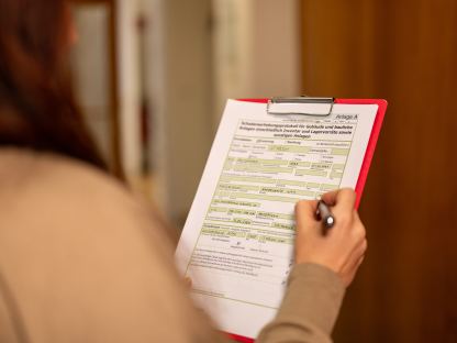 Eine Person hält ein Schadenserhebungsprotokoll in der Hand. (Foto: Christian Krückel)