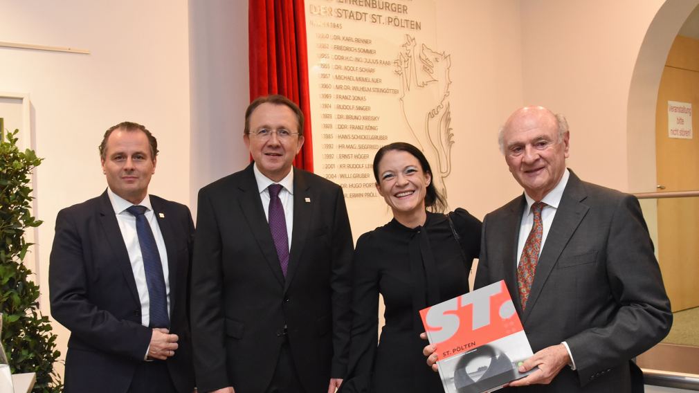 Bürgermeister Matthias Stadler und Ehrenbürger Dr. Erwin Pröll stehen vor der neuen Ehrenbürger:innen Tafel. (Foto: Josef Vorlaufer)