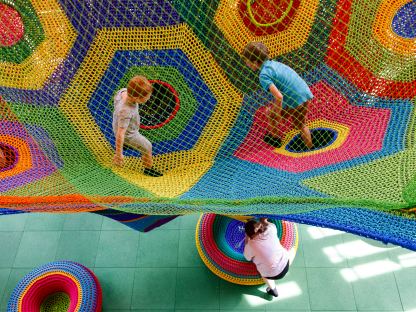 Toshis Gabe ist eine interaktive dreidimensionale textile Landschaft aus gehäkelten Sechsecken, offenen Taschen und hängenden Pendelkörpern. Sie ermöglicht die imaginative und lebendige Erkundung von Farben und Formen und ist stimulierender Raum zum Spielen.  (Foto: Max Kropitz)