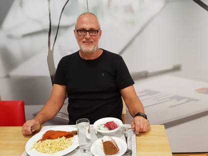 Peter Puchner, Sicherheitsbeauftrager der Stadt St. Pölten bei Tisch mit Speisen