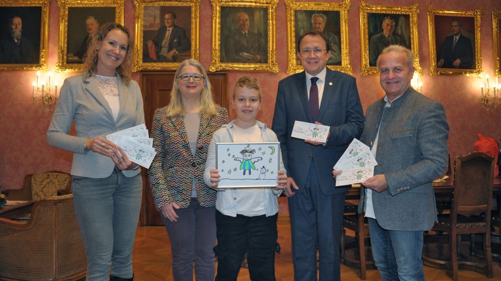 Miroslava Mravikova (Mama von Michael), Direktorin Ulrike Ströbitzer, Schüler und Künstler Michael, Bürgermeister Matthias Stadler und Leiter des Bereichs Schulwesen Andreas Schmidt bei der Übergabe der Zeichnung, die als offizielle Weihnachtskarte des Bürgermeisters viele Menschen erfreuen wird. (Foto: Josef Vorlaufer)