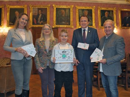 Miroslava Mravikova (Mama von Michael), Direktorin Ulrike Ströbitzer, Schüler und Künstler Michael, Bürgermeister Matthias Stadler und Leiter des Bereichs Schulwesen Andreas Schmidt bei der Übergabe der Zeichnung, die als offizielle Weihnachtskarte des Bürgermeisters viele Menschen erfreuen wird. (Foto: Josef Vorlaufer)