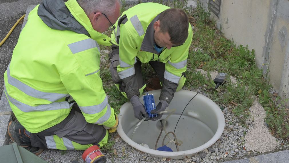 Zwei Mitarbeiter der Abwasserentsorgung bei den Arbeiten am Kanalsystem in Pottenbrunn. (Foto: Josef Vorlaufer)