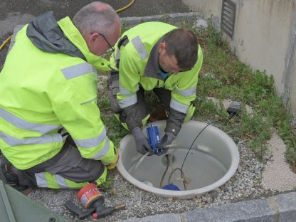 Zwei Mitarbeiter der Abwasserentsorgung bei den Arbeiten am Kanalsystem in Pottenbrunn. (Foto: Josef Vorlaufer)