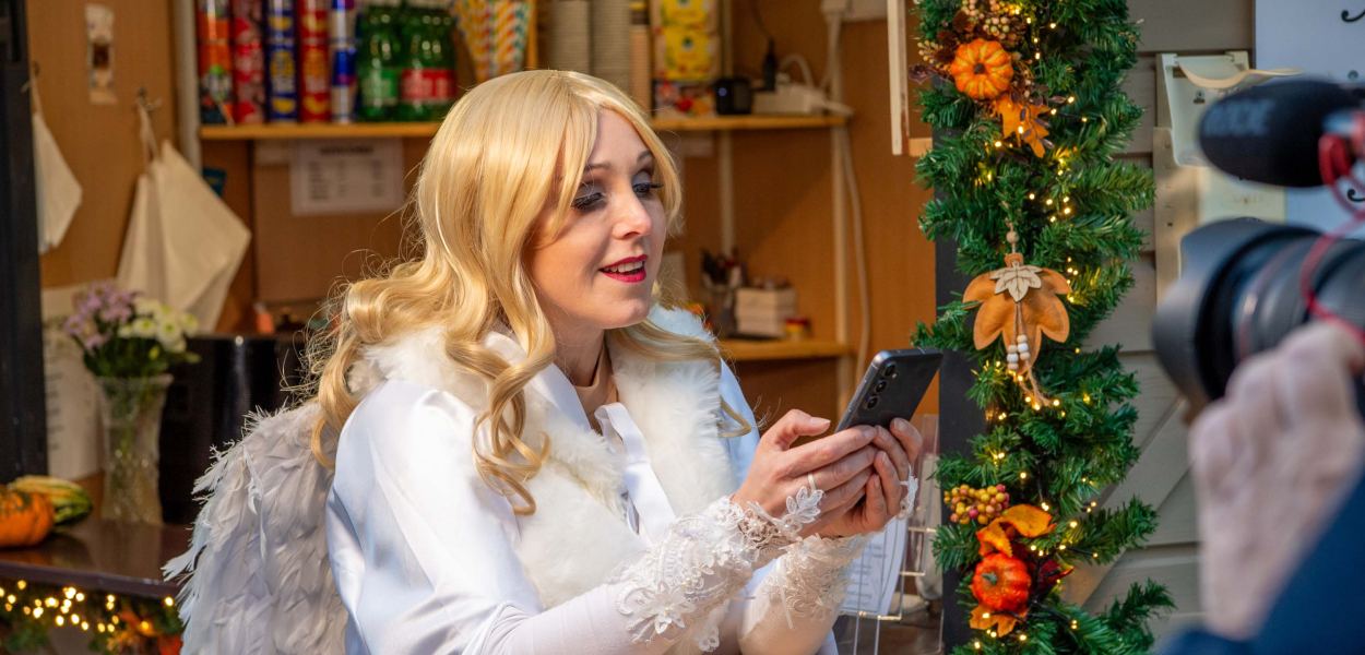 Weihnachtsengerl mit Smartphone am Rathausplatz St. Pölten. (Foto: Tanja Wagner)