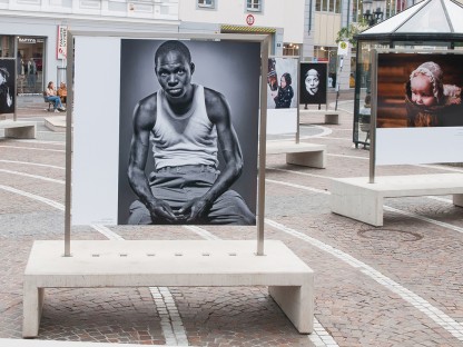 Portraitaufnahmen von Menschen in Aufsteller auf einem Platz. (Foto: Fotostudio Josef Henk.)